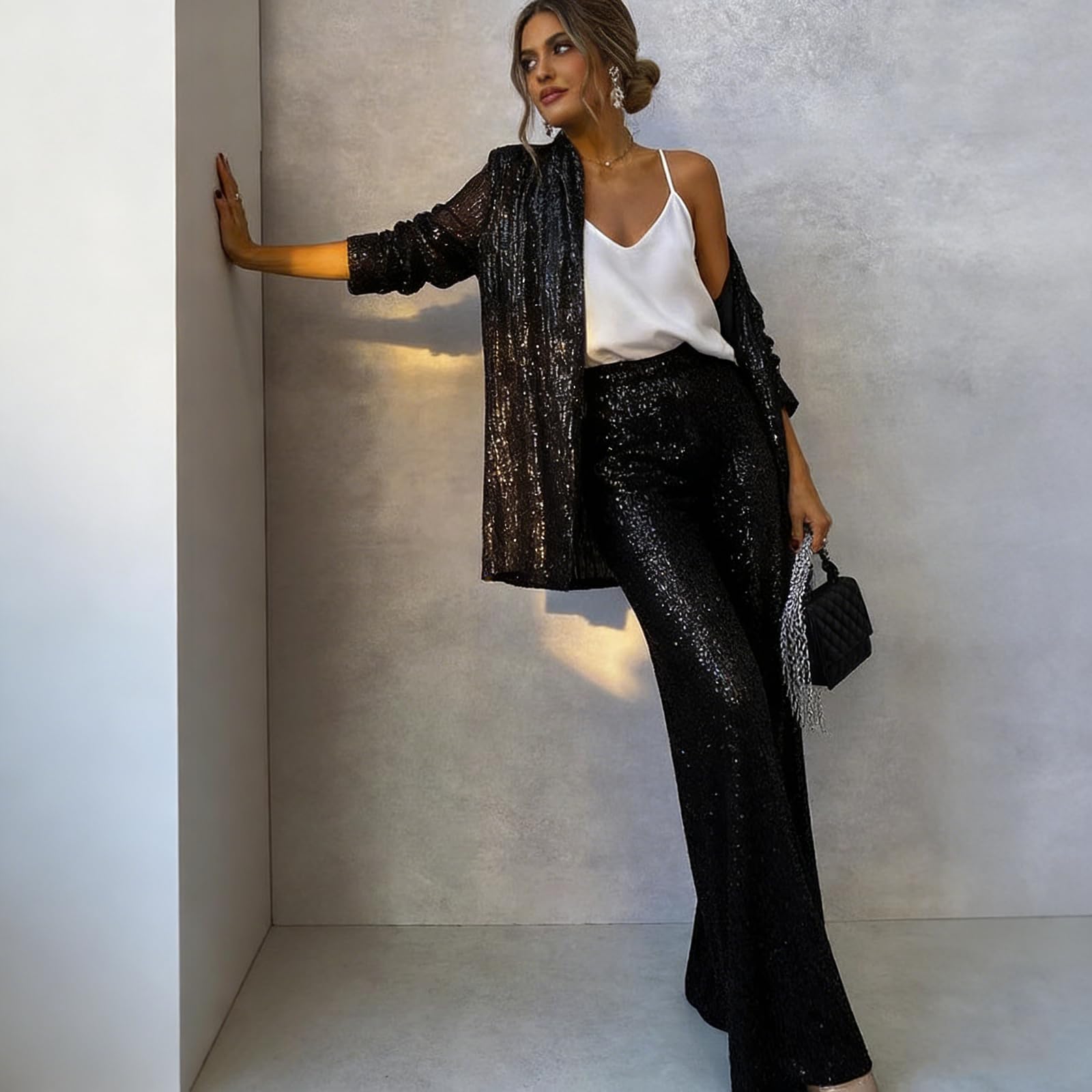 Completo da donna con paillettes composto da un elegante blazer con scollo a V e pantaloni a vita alta e gamba larga, un scintillante completo da festa in due pezzi.
