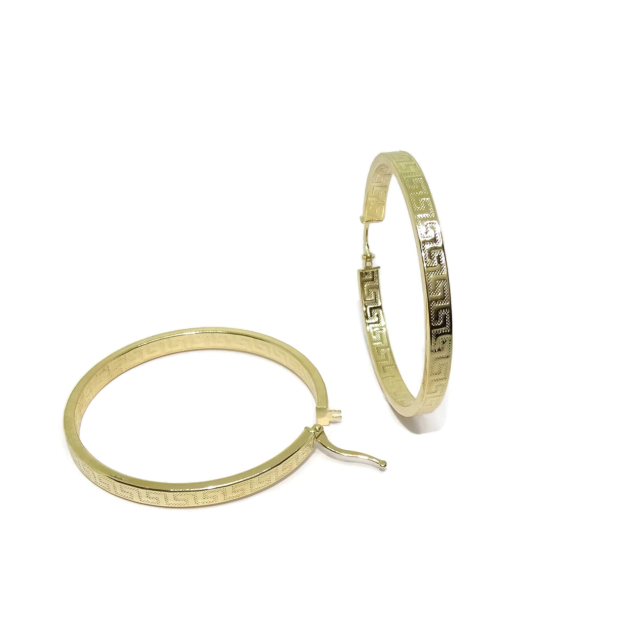Pendientes de aro de oro amarillo de 18k con greca, tubo cuadrado de 4mm y 4.40cm de diámetro exterior. Cierre fácil click. Peso; 3.90 gr de oro de 1ª Ley