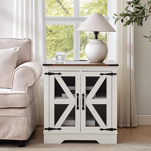 Mesa auxiliar grande de granja con estación de carga y puerta de granero de malla, mesita de noche de madera blanca rústica con estante de