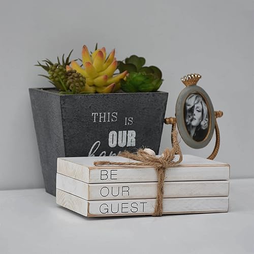 Vista 2 de PARISLOFT Letrero decorativo de imitación con texto en inglés "Be Our Guest", decoración del hogar pequeña de granja atada con cordel y cuentas