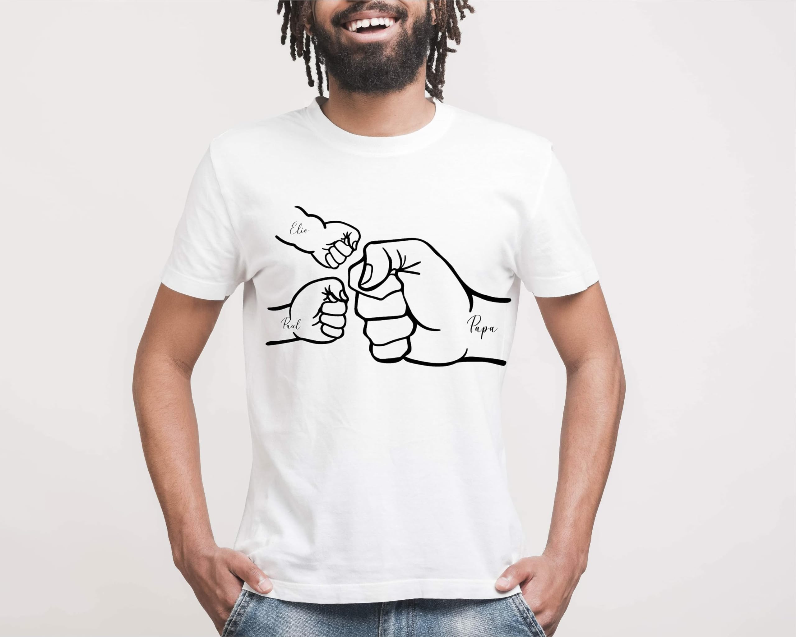 T-shirt Blanc Papa avec Poing de Papa et Poings d'Enfants Imprimés - Personnalisé avec Prénoms des Enfants - Cadeau Idéal pour la Fête des Pères - Disponible en S, M, L, XL, XXL