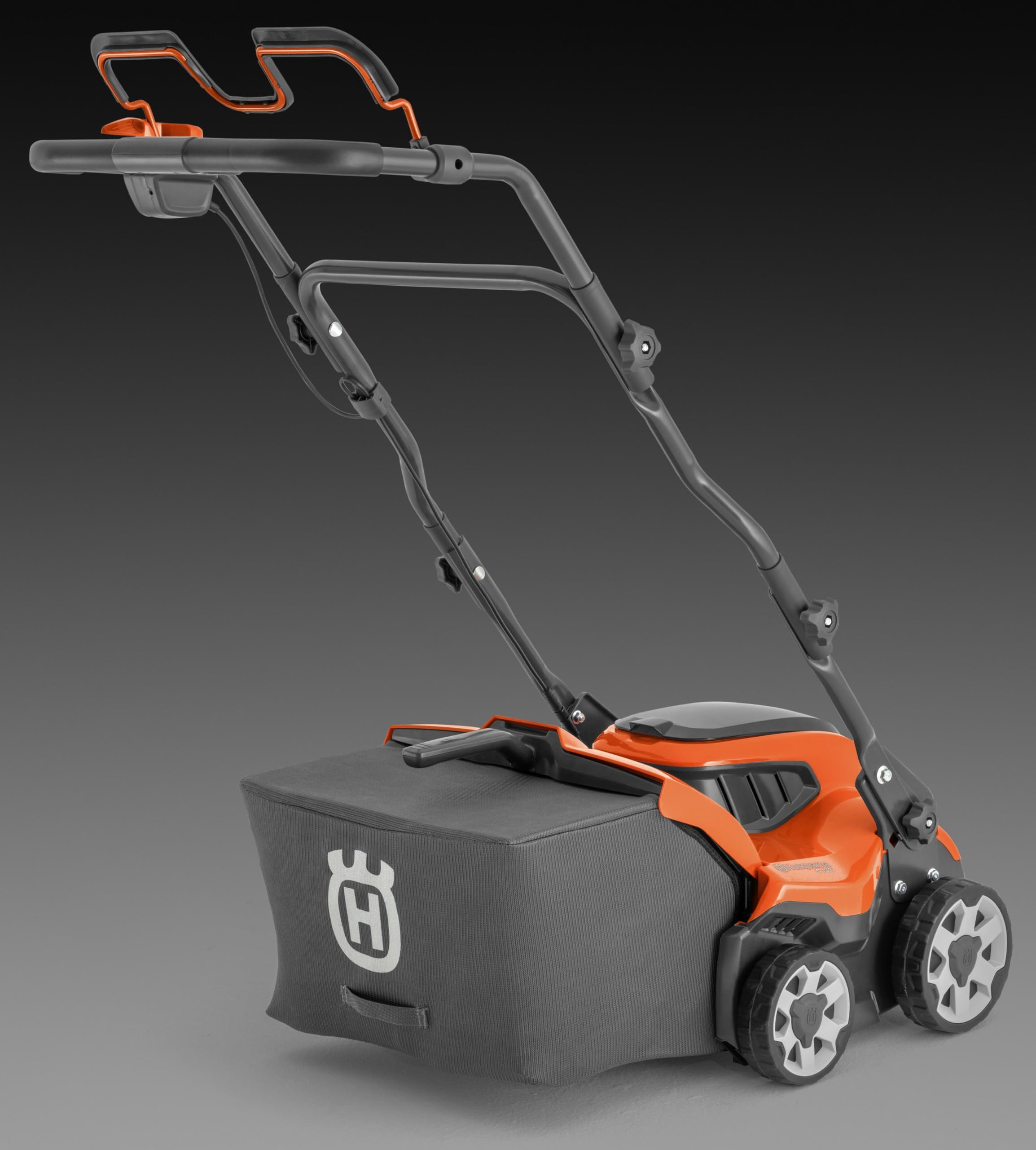 Scarificateur sans Fil Husqvarna S138i, 36 V, Largeur 37,5 cm, Profondeur réglable, poignée Pliable, 2 Batteries, Mode Save™. Batterie et Chargeur Inclus.
