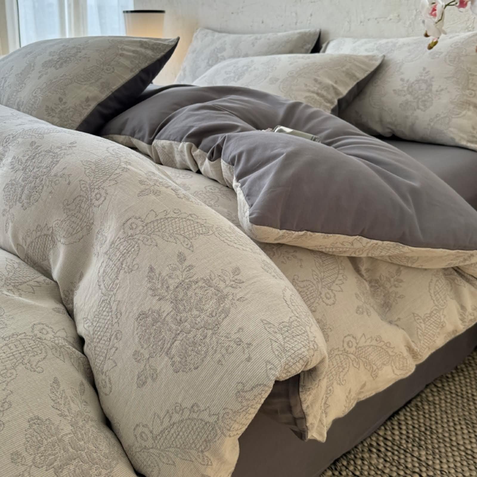 Zestaw pościeli 4 szt. Łóżko 180, poszwa na kołdrę 200x230cm, prześcieradło z gumką 180x200cm, 2 poszewki na poduszki, wzór liści i kwiatów, miękka bawełna, szary