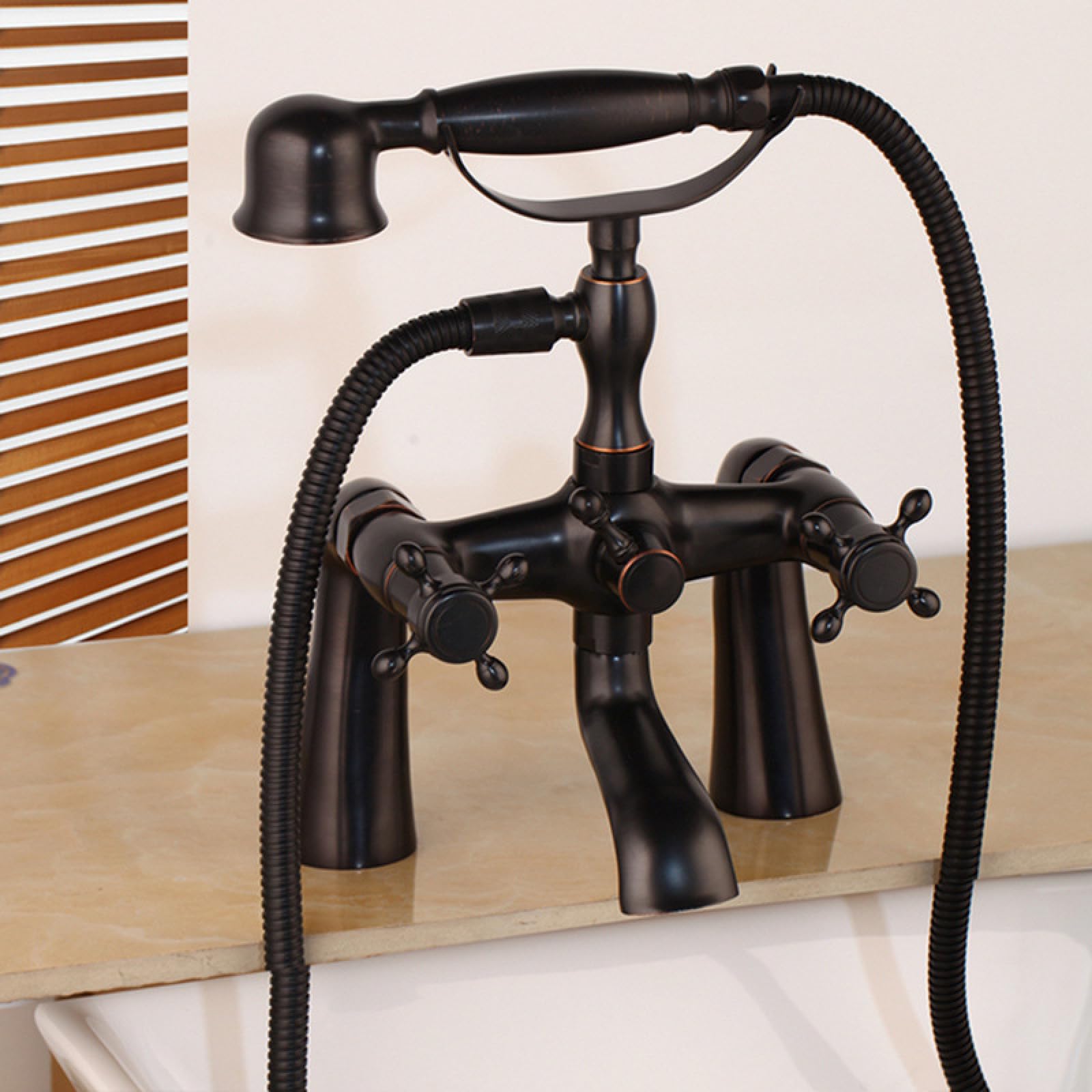 Baignoire antique en cuivre robinet noir anti-calcaire pour rénover une salle de bains