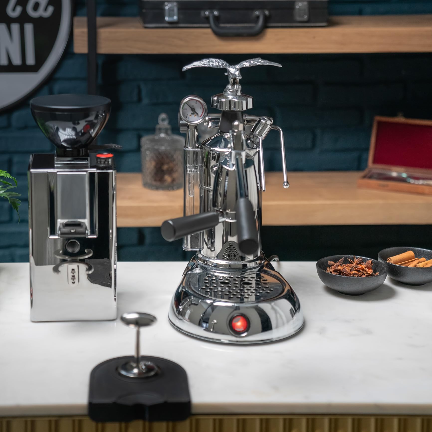 La Pavoni Milano, Macchina Caffè Espresso a Leva LPLMLN01EU, Riscaldamento a Caldaia con Manometro, Serbatoio Acqua 1,6L, 2 Portafiltri da 52 mm e Filtro 1/2 Tazze/Competizione, 950 W, Ottone Cromato