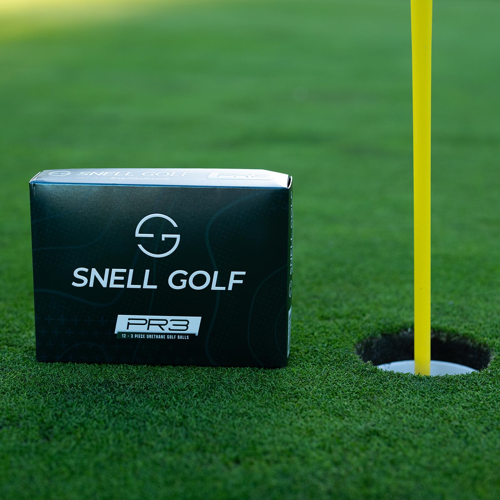 Snell Golf PR3 Pelotas de golf, cubierta de uretano de 3 piezas, tacto suave, giro medio, color blanco, 12 pelotas
