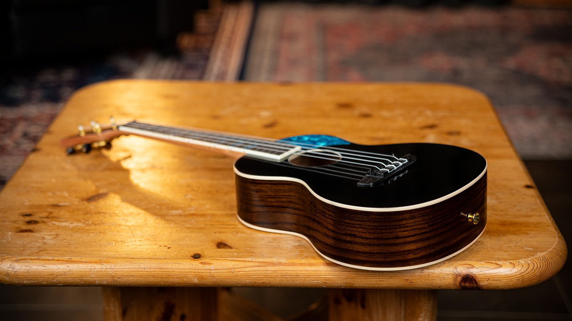 Ortega Guitars Tenor Ukulele Akustisch – Ghost Series – Inklusive Gigbag – Fichte, Schwarz (RUGH-BKT)