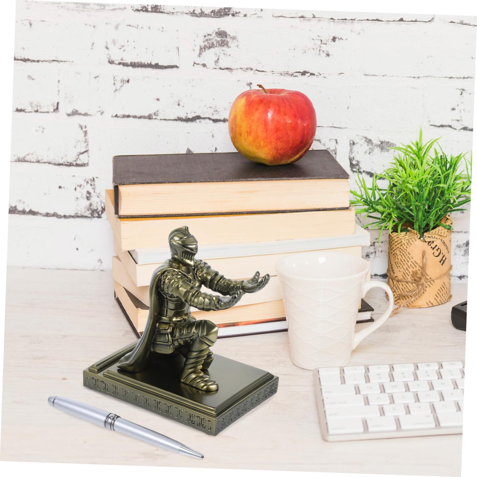 Portapenne Cavaliere e Design Retrò Medievale in Resina Base Stabile Porta Penne Unico Statua Soldato Armatura Oro per Decorazione per Scrivania e Ufficio