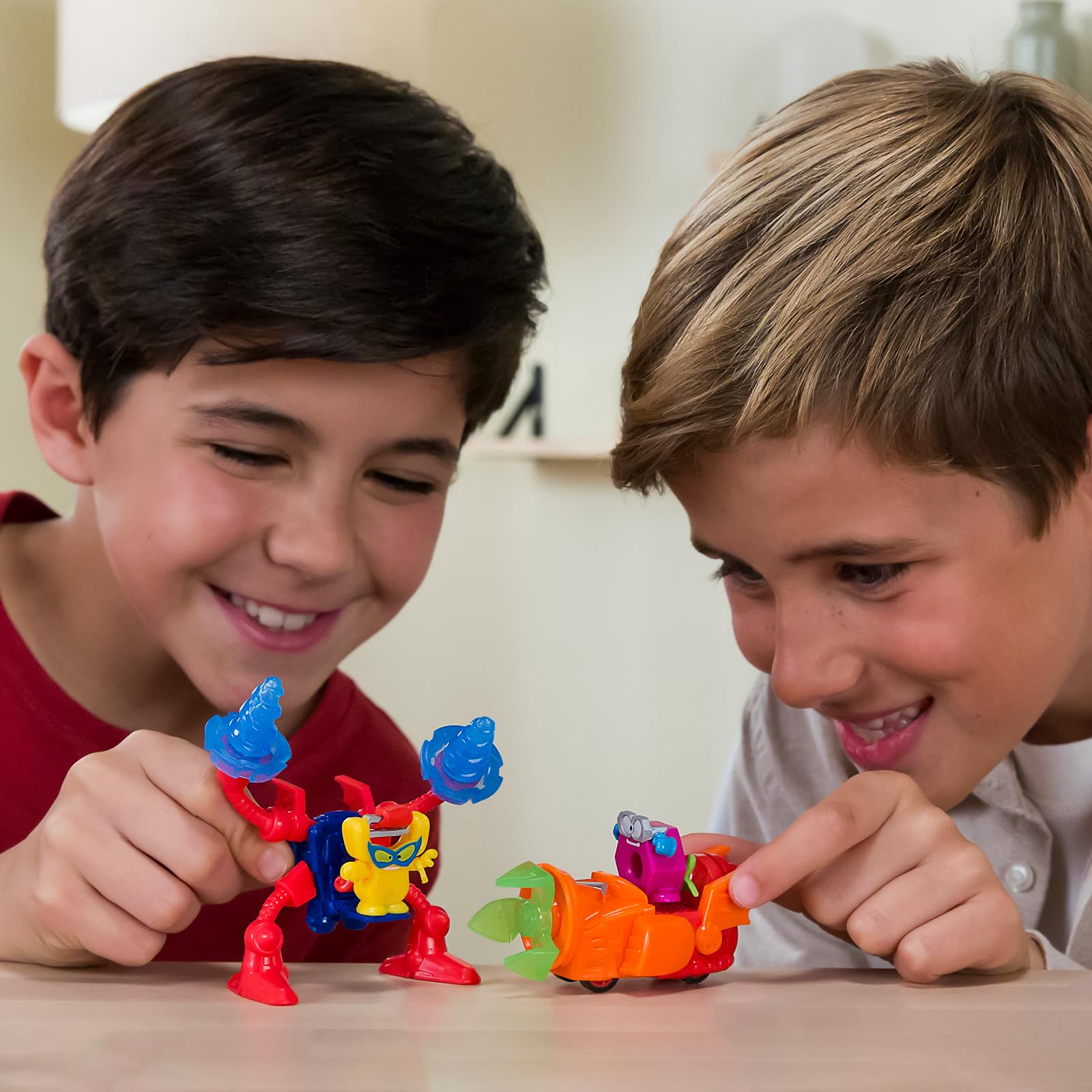 SUPERTHINGS KAZOOM Power Mission – Action Pack. Zestaw zawiera 5 figurek SuperThings (w tym 1 złoty SuperLider), 1 egzoszkielet, 1 slider – Zestaw 3 z 4