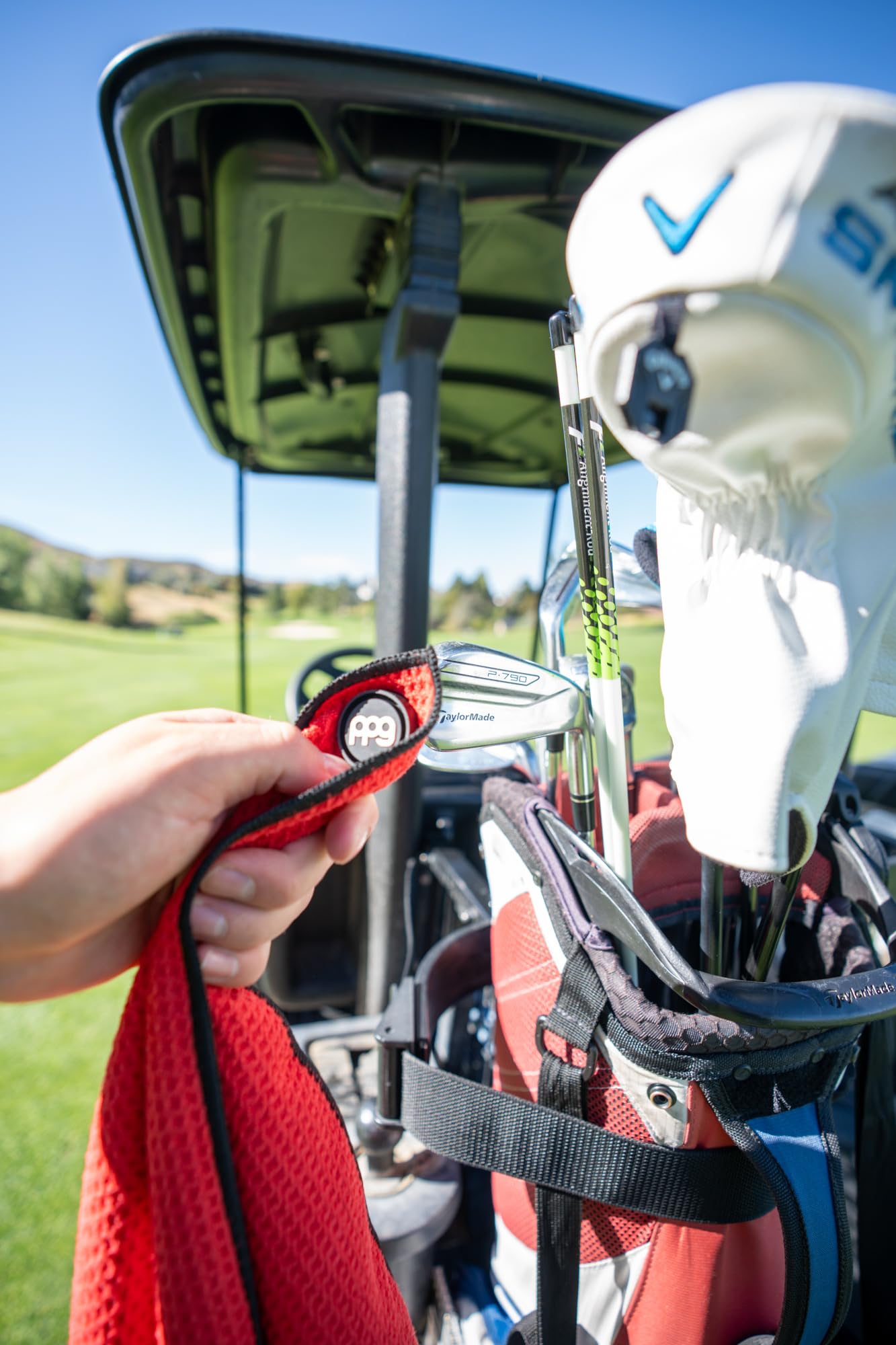 PPG - Toalla de golf magnética, color gris oscuro, toalla de golf de microfibra de alta calidad con bolsillos absorbentes de gofre, imán fuerte para una fuerte conexión a carritos de golf o palos | 24