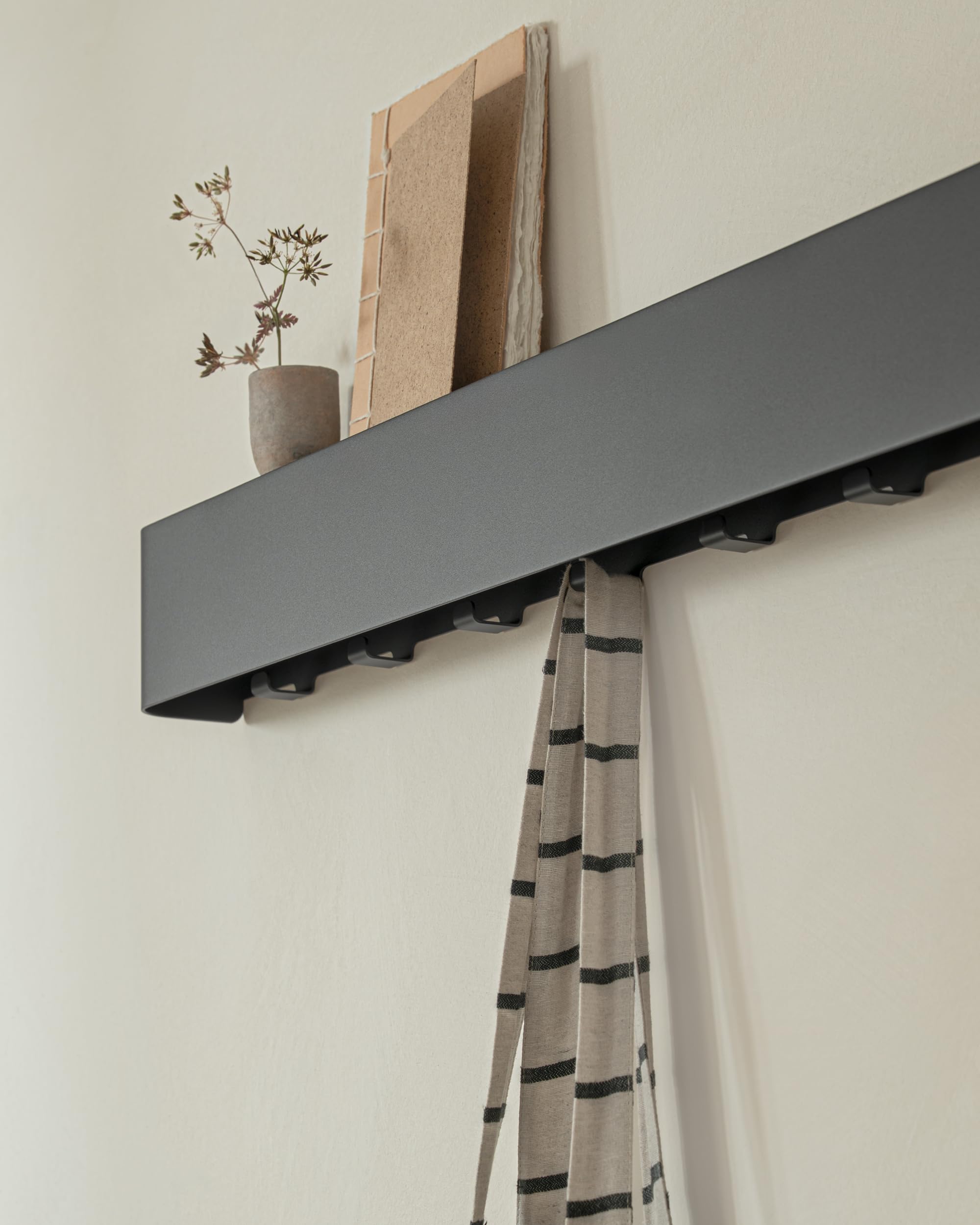 Kazai. Porte manteau mural design 'Tone' | Porte-manteau moderne avec crochets cachés et étagère murale | Patère en métal design pour entrée | Patère murale pour montage mural | Noir
