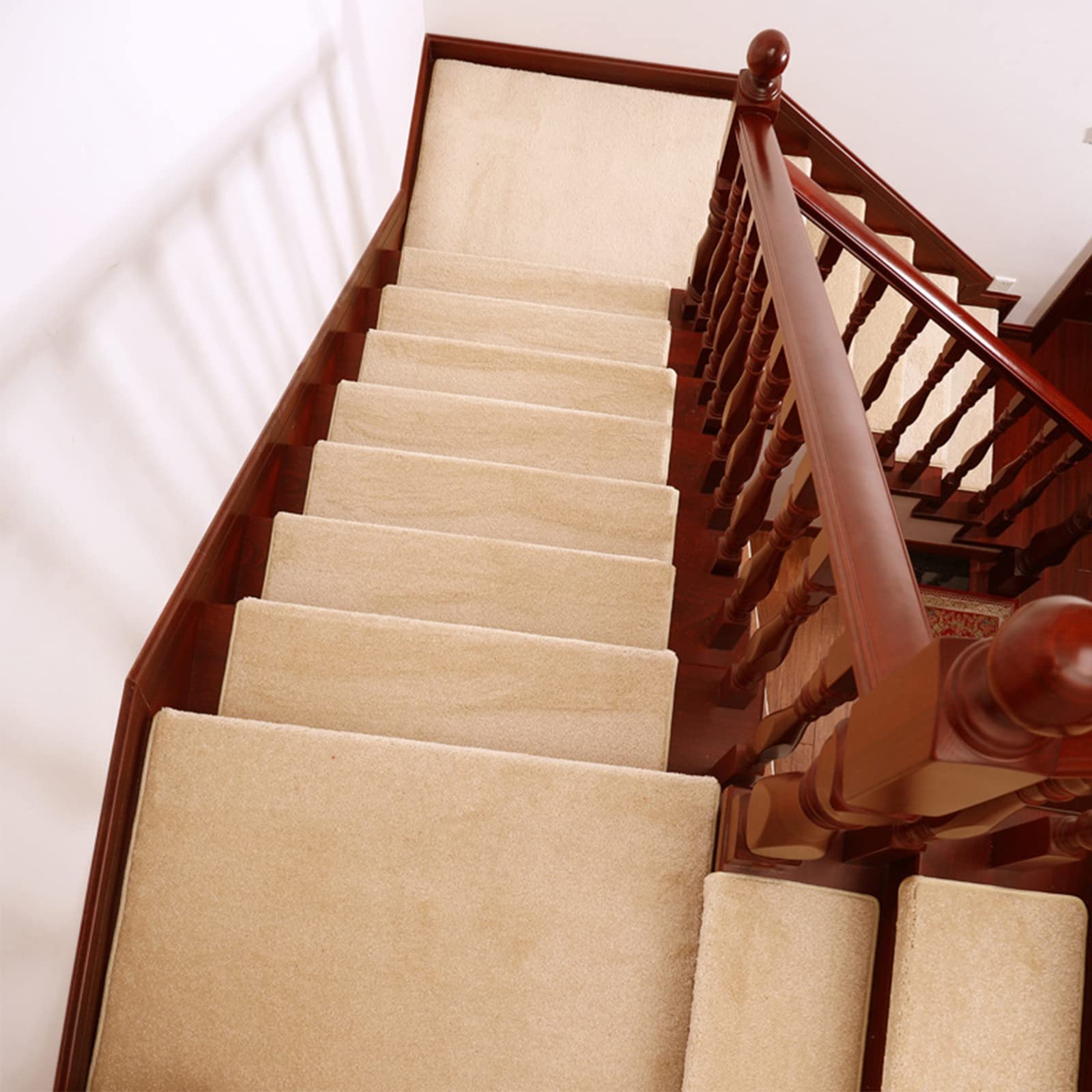 Alfombrillas de seguridad para escaleras de madera en zonas de paso frecuente