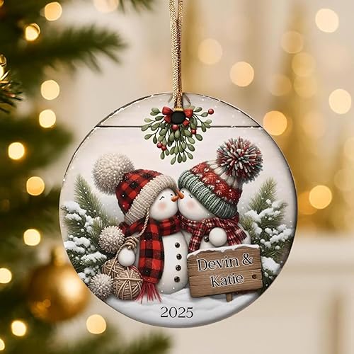 Miniatura 7 de NAZENTI Adorno personalizado para pareja de muñeco de nieve 2025, adornos de Navidad de vidrio personalizados con nombres, decoración navideña para