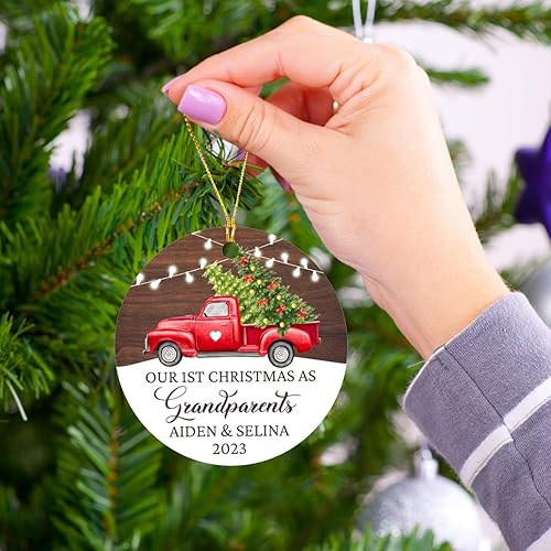 Miniatura 5 de Decoración de adorno personalizable con texto en inglés Our 1st Christmas As Grandparents 2023, recuerdo de árbol de Navidad con camión rojo para
