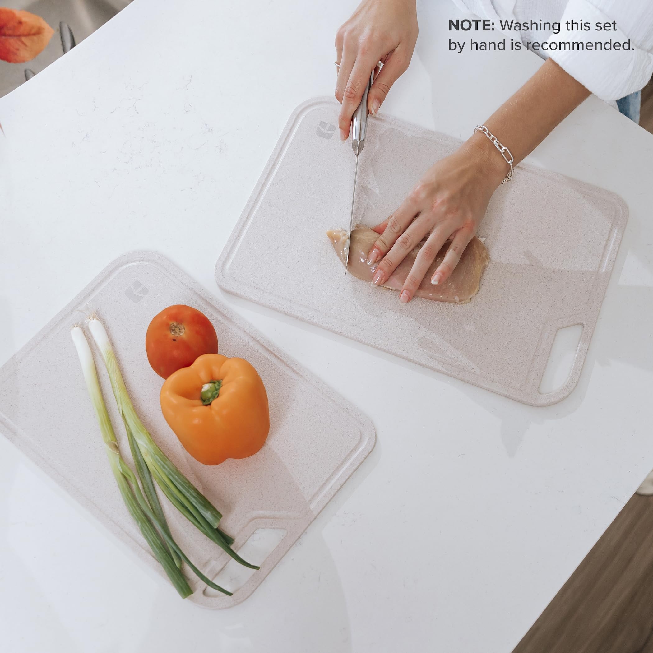 KitchenEdge Juego de Tabla de Cortar de Fibra de Arroz con Soporte de Bambú para Preparar la Cocina, Juego de Cocina de 2 Piezas, con Ranuras para Jugo y Mangos, (13.5x9.5, 15.5x11 in)