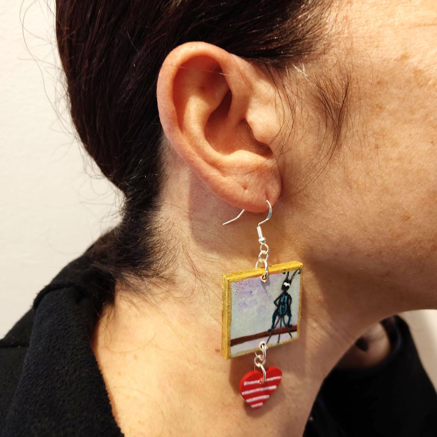 Pendientes pintados a mano - PINOCHO de Collodi - Asimétricos de mujer, joyas ligeras, ganchos tipo monachella de plata, Made in Italy, Elaboración artesanal, Idea de regalo, Bisutería original