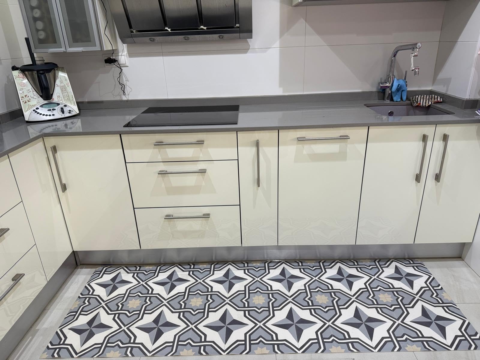 Alfombra Vinílica LUCI Cocina Terraza y Jardín Baldosa PVC 200x400 cm Gris | Resistente al agua, las manchas y el tráfico intenso | Superficie antideslizante | Se limpia con un paño húmedo