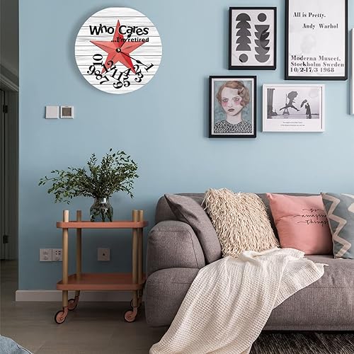 Miniatura 10 de Reloj de madera con aspecto envejecido, diseño de estrella de Texas, divertido Who Cares I'm Retireed, reloj de pared de madera desgastada para