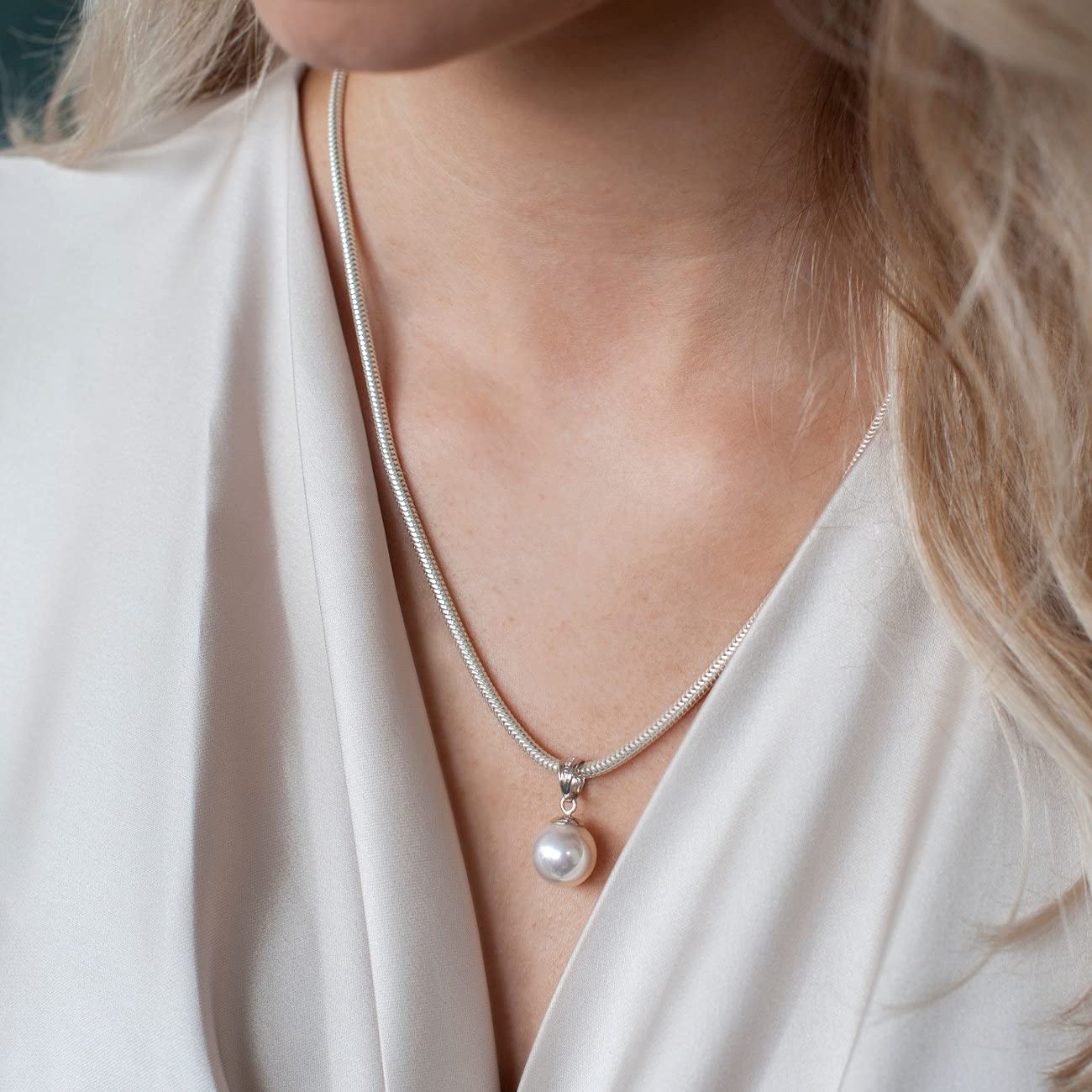 Damen Perlen Anhänger weiß oder grau 12mm aus 925 Sterling Silber | edel schimmernder Kettenanhänger mit Muschelkernperle und Zirkonia in edler Schmuck Box von MATERIA by Matthias Wagner