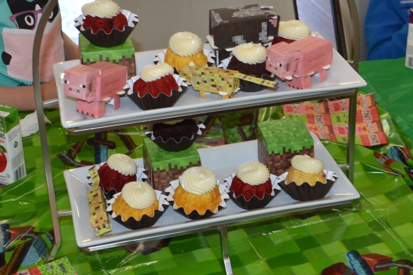 Great Minecraft Cupcake 'Toppers' and favors!