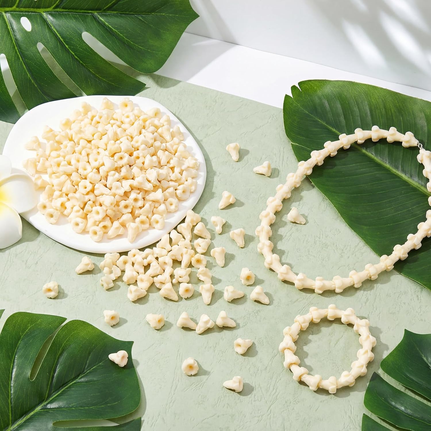 Jutom 100 Pcs Puakenikeni Flower Beads Hawaiian Puakani Flower Beads Bulk Coral Shell Powder for Jewelry Making DIY Crafts Supplies Hair Accessories Hawaiian Party Favors Decorations (Ivory White)