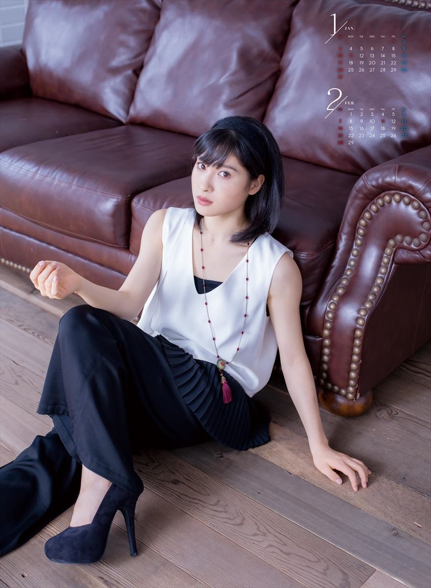 Amazon.co.jp: 土屋太鳳 2016年 カレンダー 壁掛け B3 : 文房具