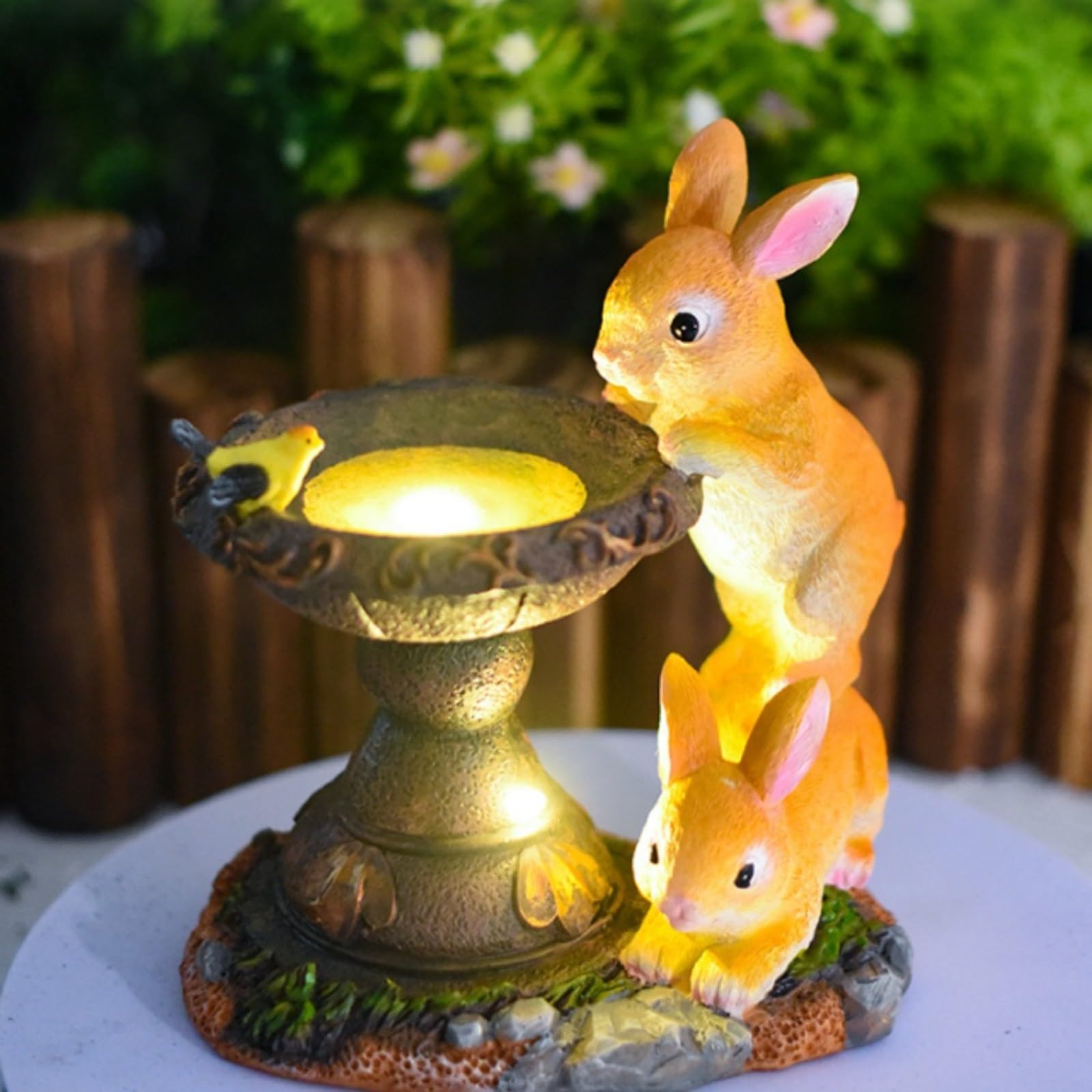 FACAIIO Statua da giardino a energia solare per coniglio, con vaschetta per uccelli, in resina resistente alle intemperie, decorazione per esterni, a LED luminoso, per prato e patio, 22 x 18 x 12 cm