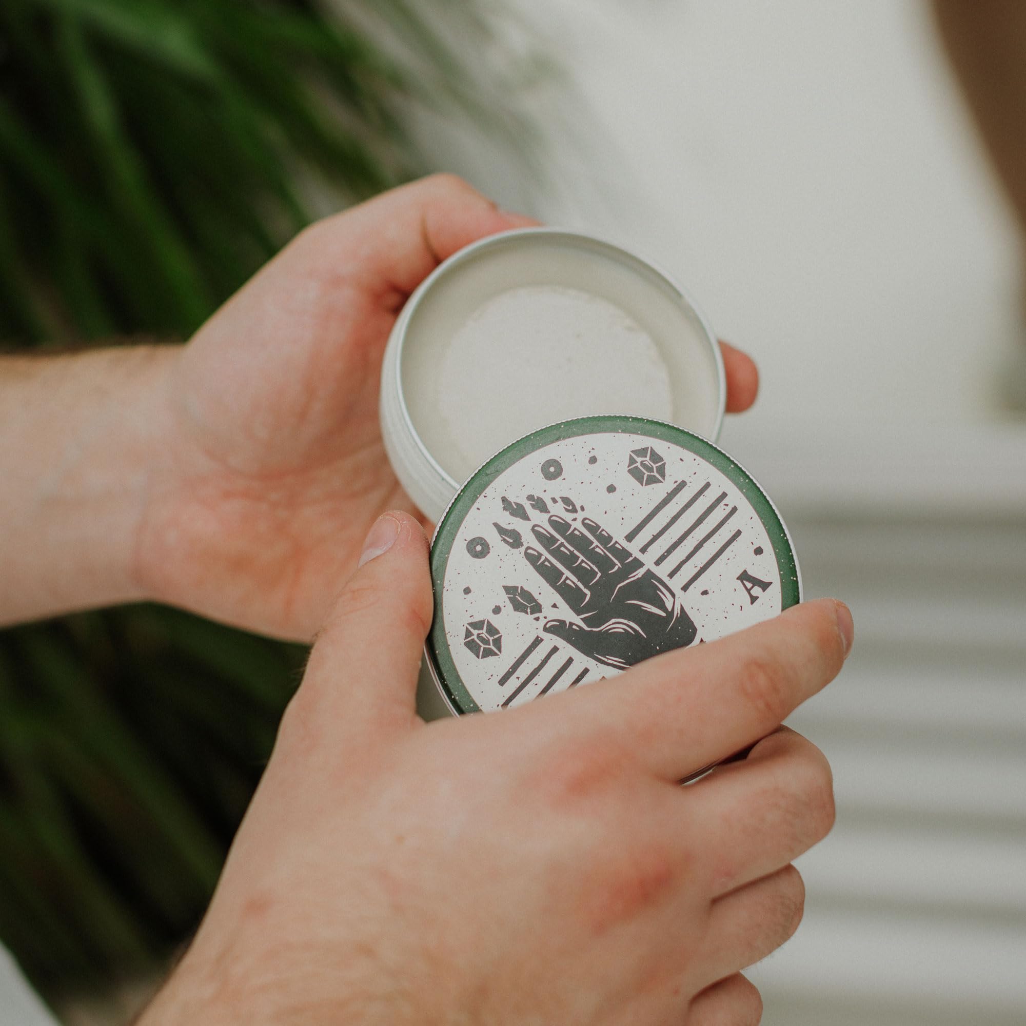 Haarpaste Terra für Männer Starker Halt Mattes Finish Pflege mit Sheabutter und Avocadoöl, Holzig waldiger Duft 100ml