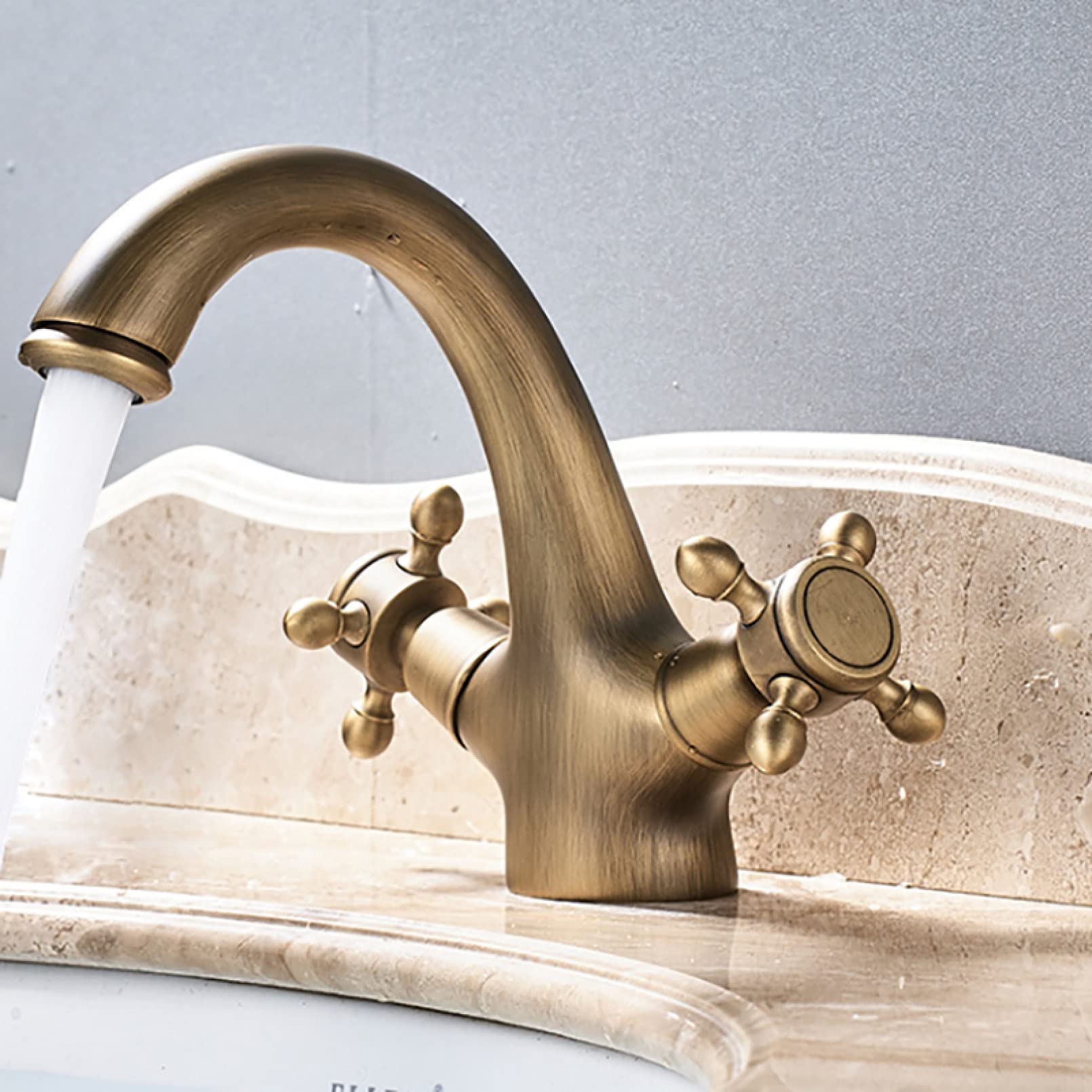Robinet de lavabo or double poignée pour stopper les fuites et réguler l'eau chaude