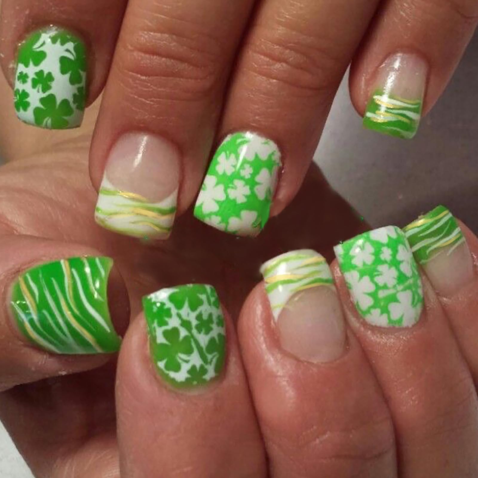 24 Pcs Green Press on Nails Short Square Fake Nails Spring St. Patrick's Day False Nails with Shamrock Design Glossy Full Cover Glue on Nails Reusable