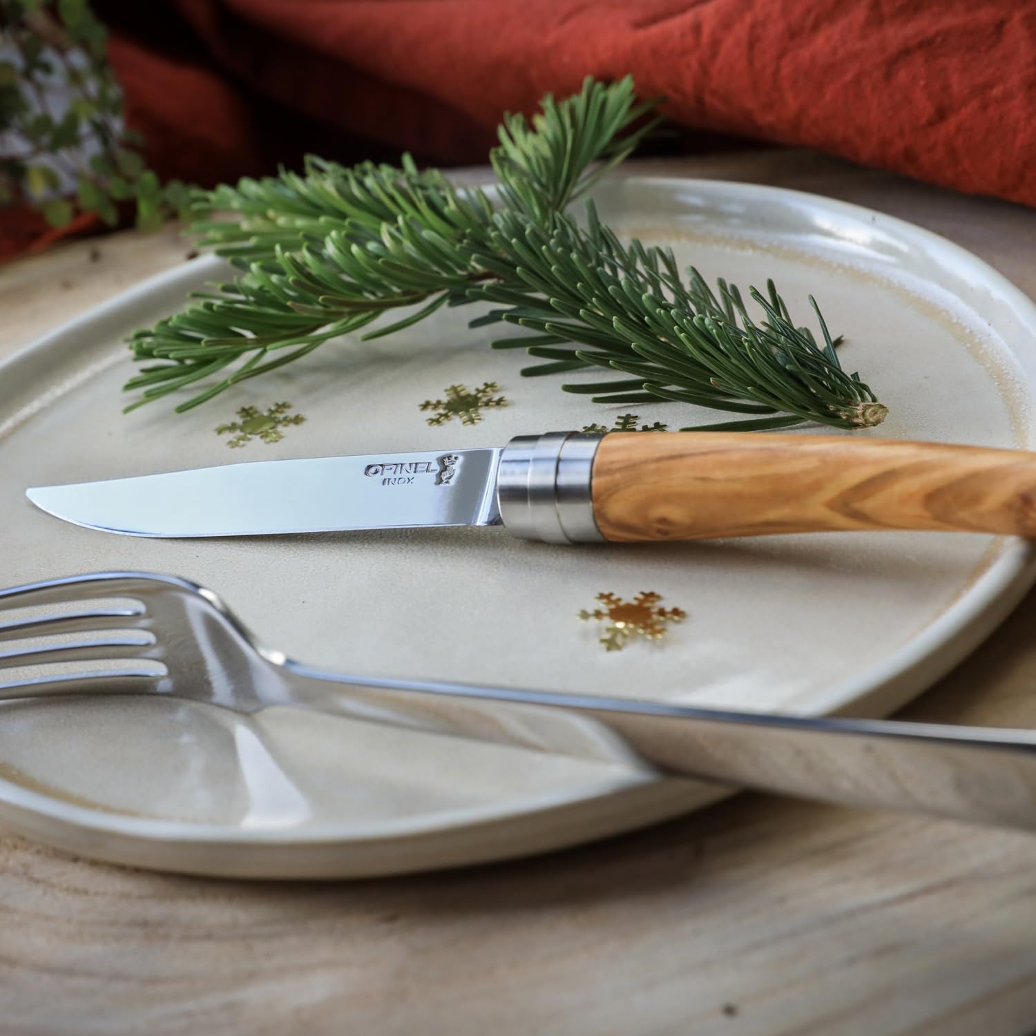 Opinel - Coffret 4 Couteaux de Table Chic Olivier - Lame Traditionnelle Yatagan Acier Inox - Manche Bois d'Olivier - Garantie à Vie - Fabrication Française
