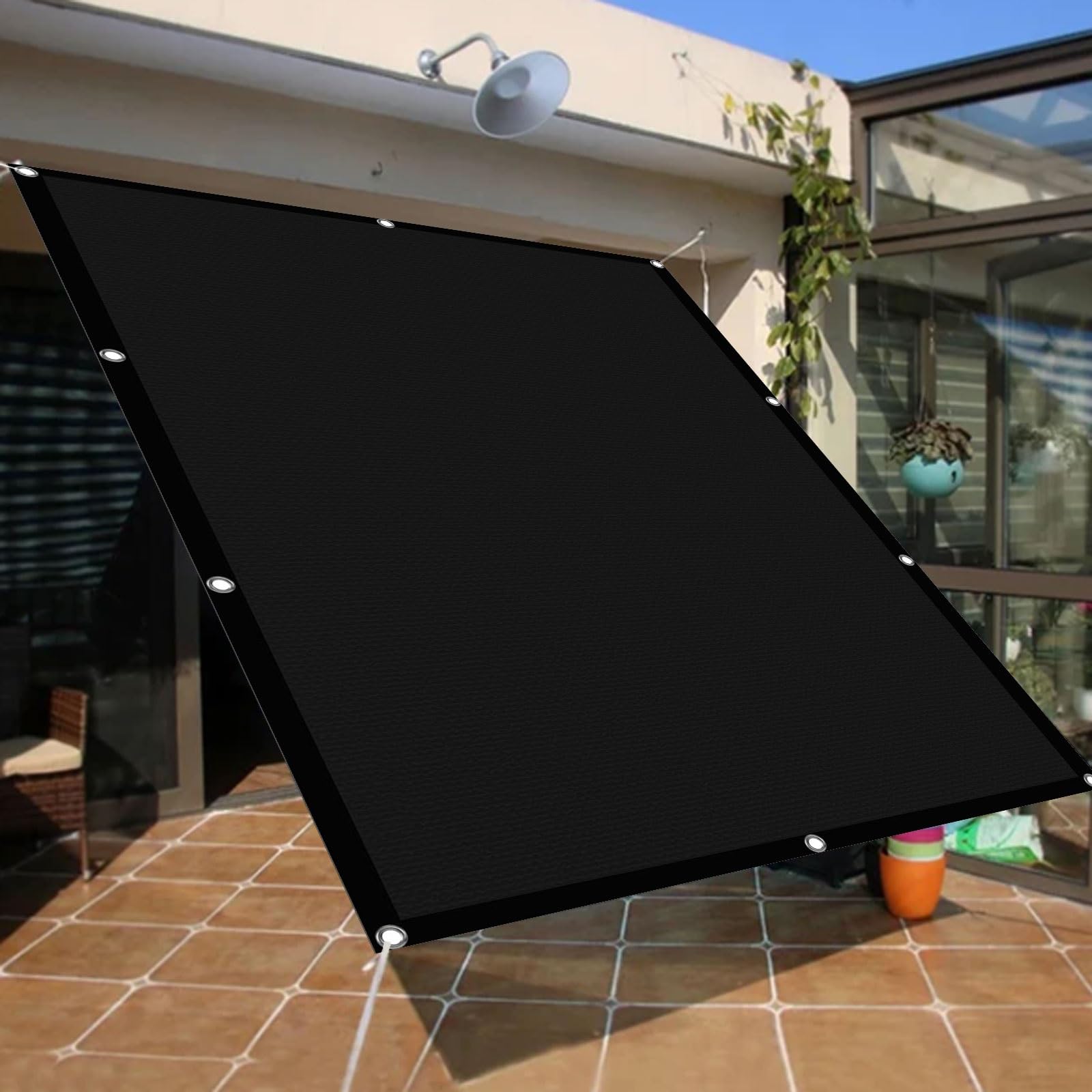 Voile d'ombrage pour jardins et terrasses créant un salon d'été ombragé