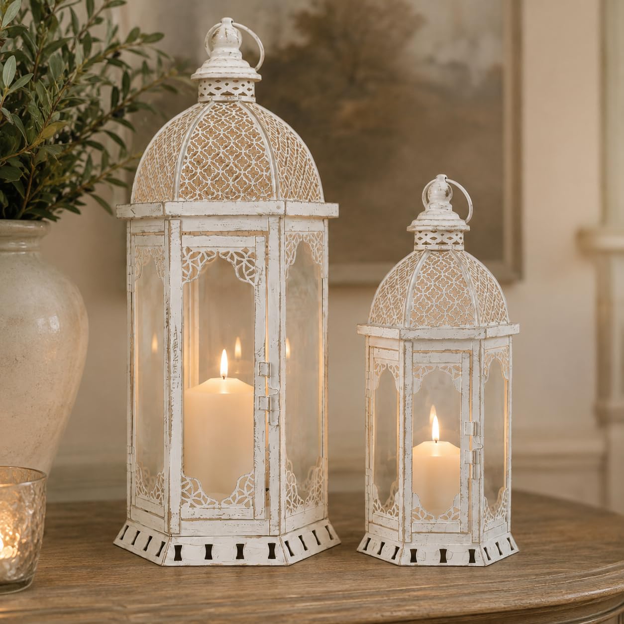 JHY DESIGN Lot de 2 lanternes à bougie décoratives en métal vintage pour jardin, salon, fête, mariage, terrasse, décoration d'intérieur (blanc avec brosse dorée) - 55,9 x 43,2 cm