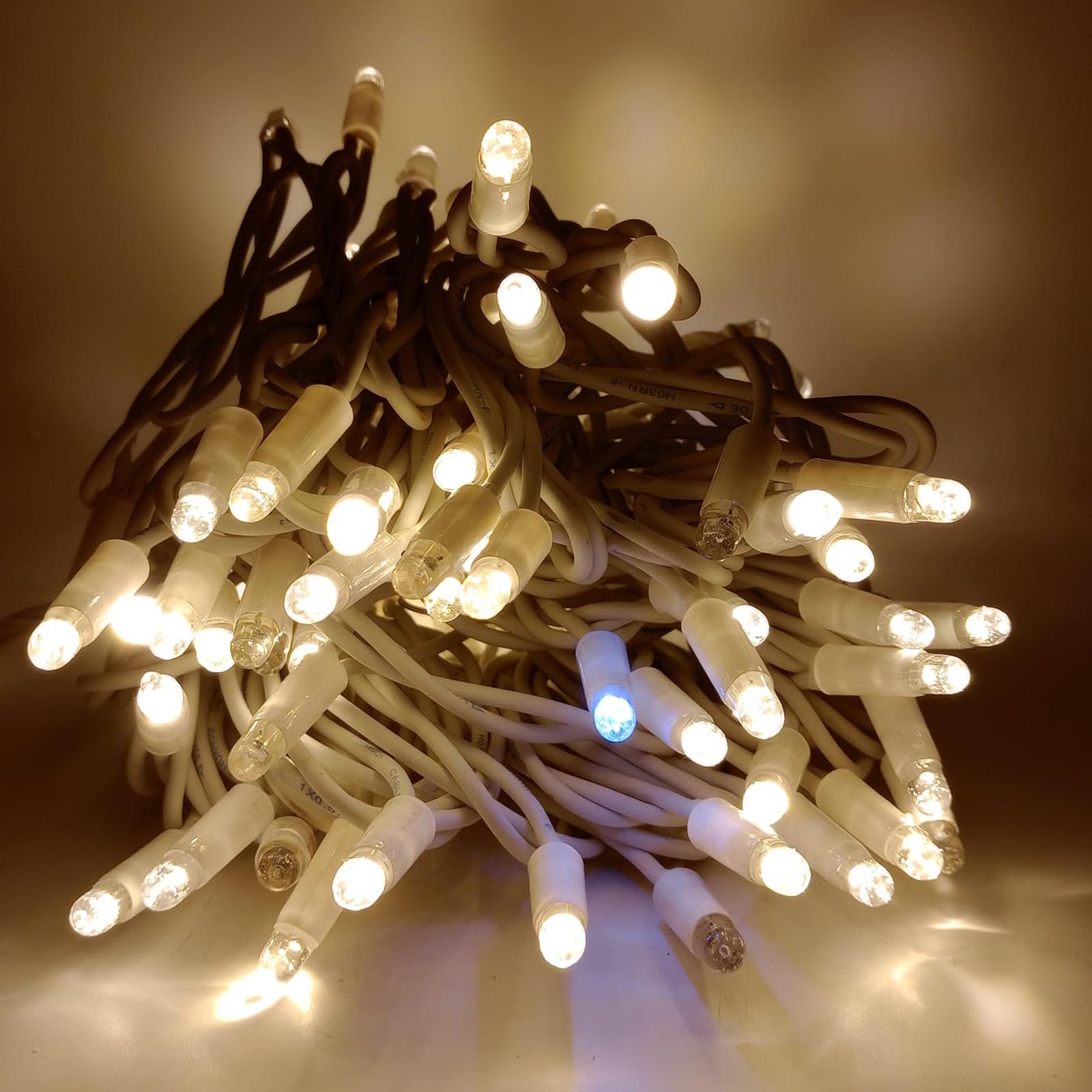 Luccika LED-Lichterkette für Weihnachten, professionell, MaxiLED, 8 mm, Flash, für Gärten, Geschäfte, Bars, Außenbereiche (Warmweiß mit Blitz, Eisweiß, 10 Meter – 100 LEDs Bullet)