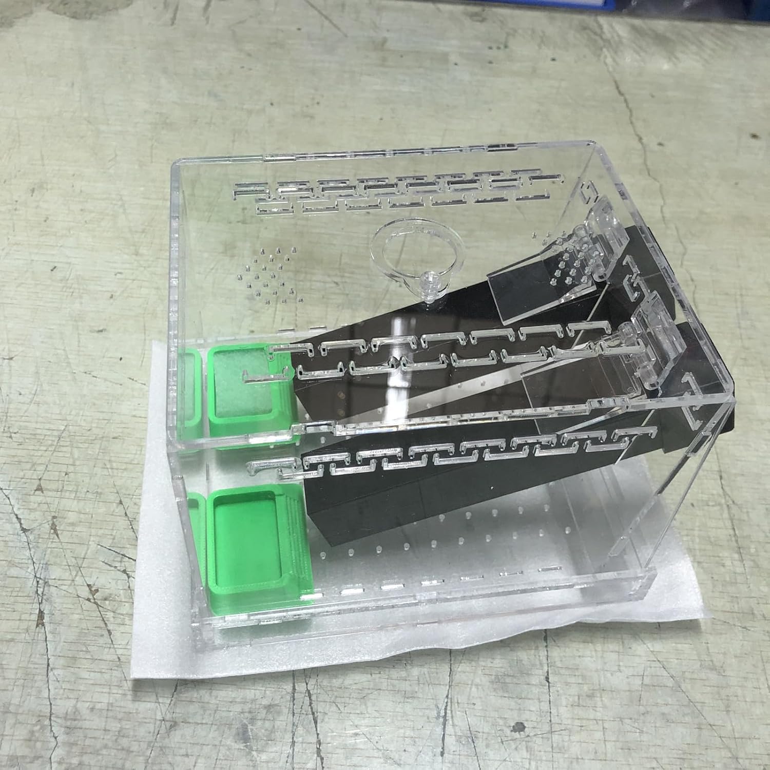 Ventilated Crickets Enclosure with Hide Tube Feeding Basins and Observation Window Crickets Hiding Tube Habitat