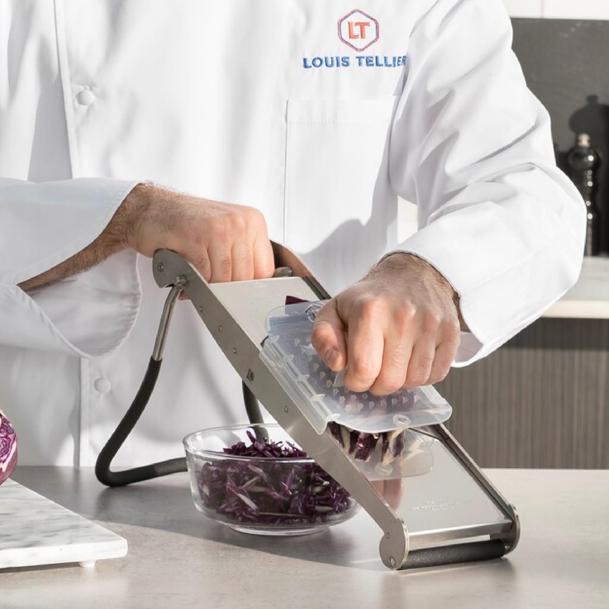 LOUIS TELLIER | Professioneller Edelstahl-Gemüsehobel Compact-PRO mit Ergonomischem Schieber und Standfuß | 2 Julienneeinsätze (4 & 10 mm) | Made in France, Silber | Professionelle Präzision, erweiterte Sicherheit und perfekte Schnitte in kompaktem Edelst