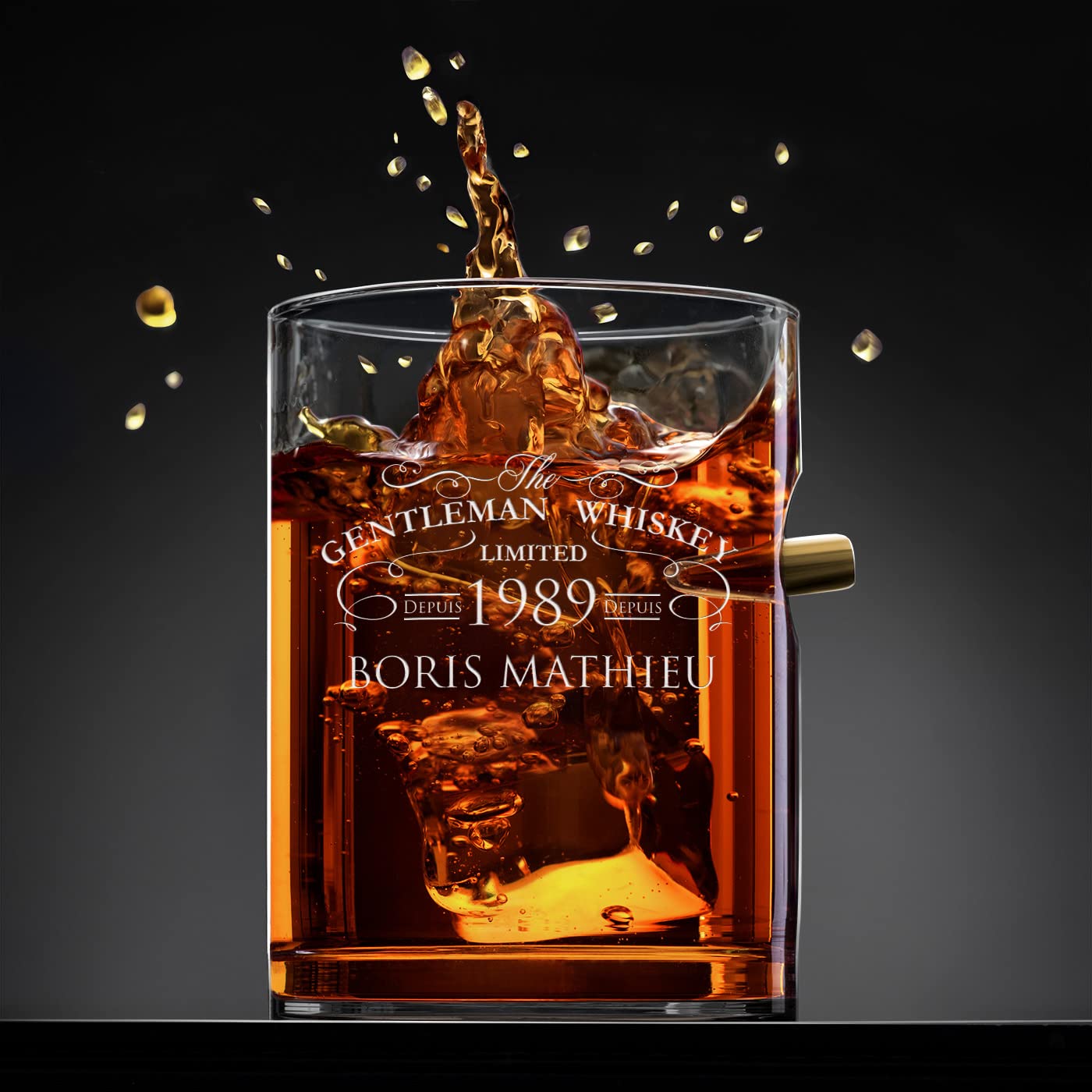 Maverton Ensemble de Carafe gravé avec 4 Verres à Whisky, 800 ML Fusil Carafe en Verre, Idée Cadeau Homme Anniversaire - Cadeau Personnalisé - Cadeau Noel - gentleman whiskey