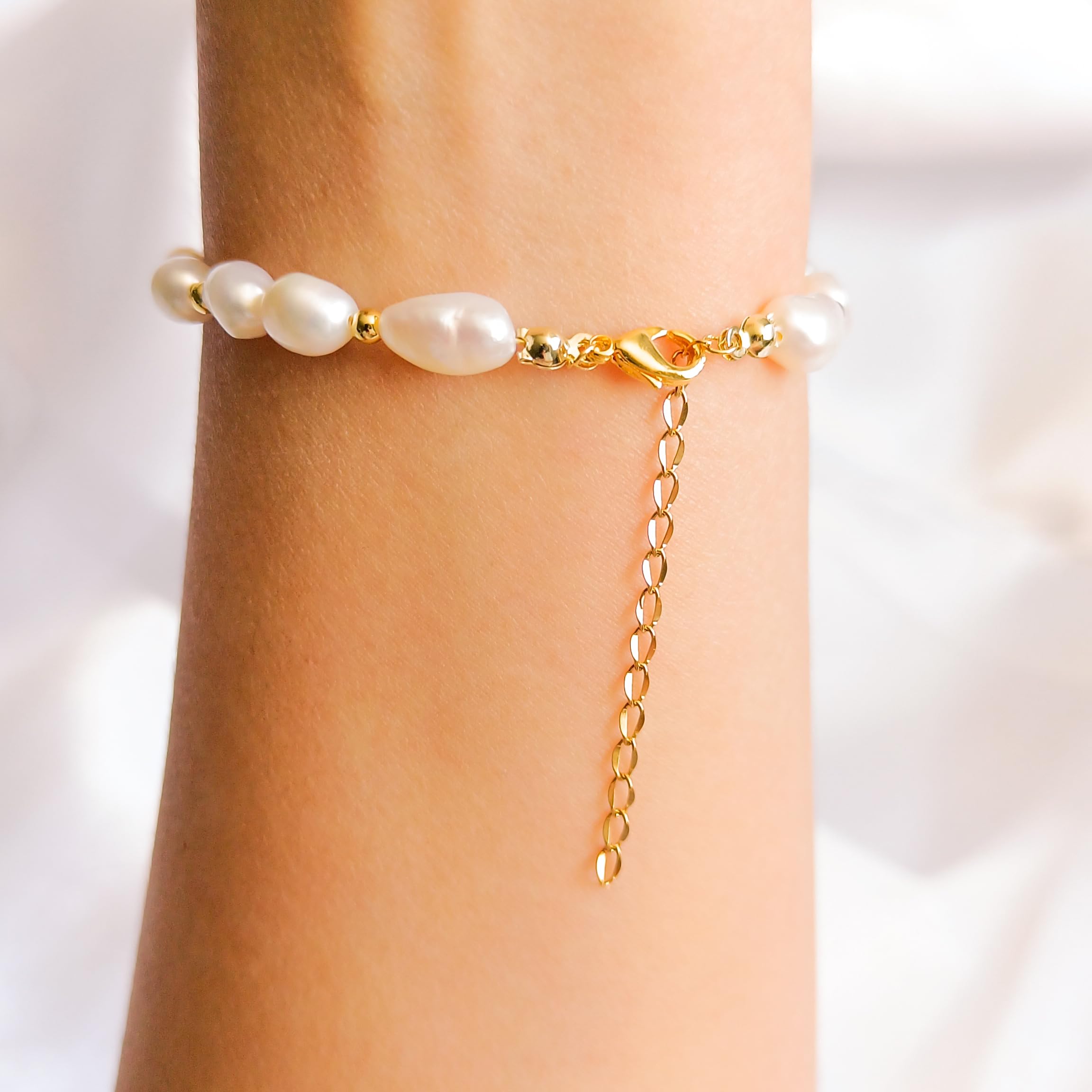 Bracelet Perles d'Eau Douce avec Pendentif en Nacre Trèfle à Quatre Feuilles - Cadeau de prestige - Bijoux Femme Tendance
