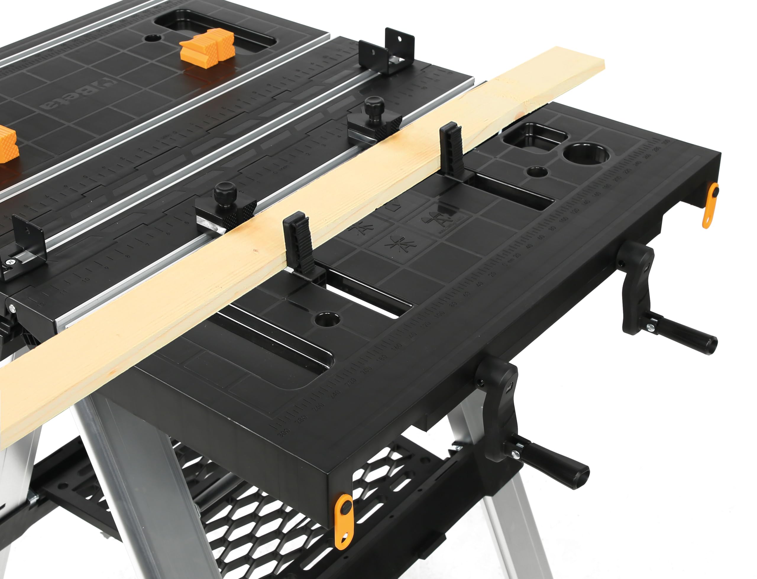 BETA - Banco da Lavoro Pieghevole Multiuso con Piano 820x630 mm e Gambe Telescopiche Regolabili, Banco Professionale Portatile con Morsetti per Officina Garage Fai da Te e Manutenzione, C56BLP