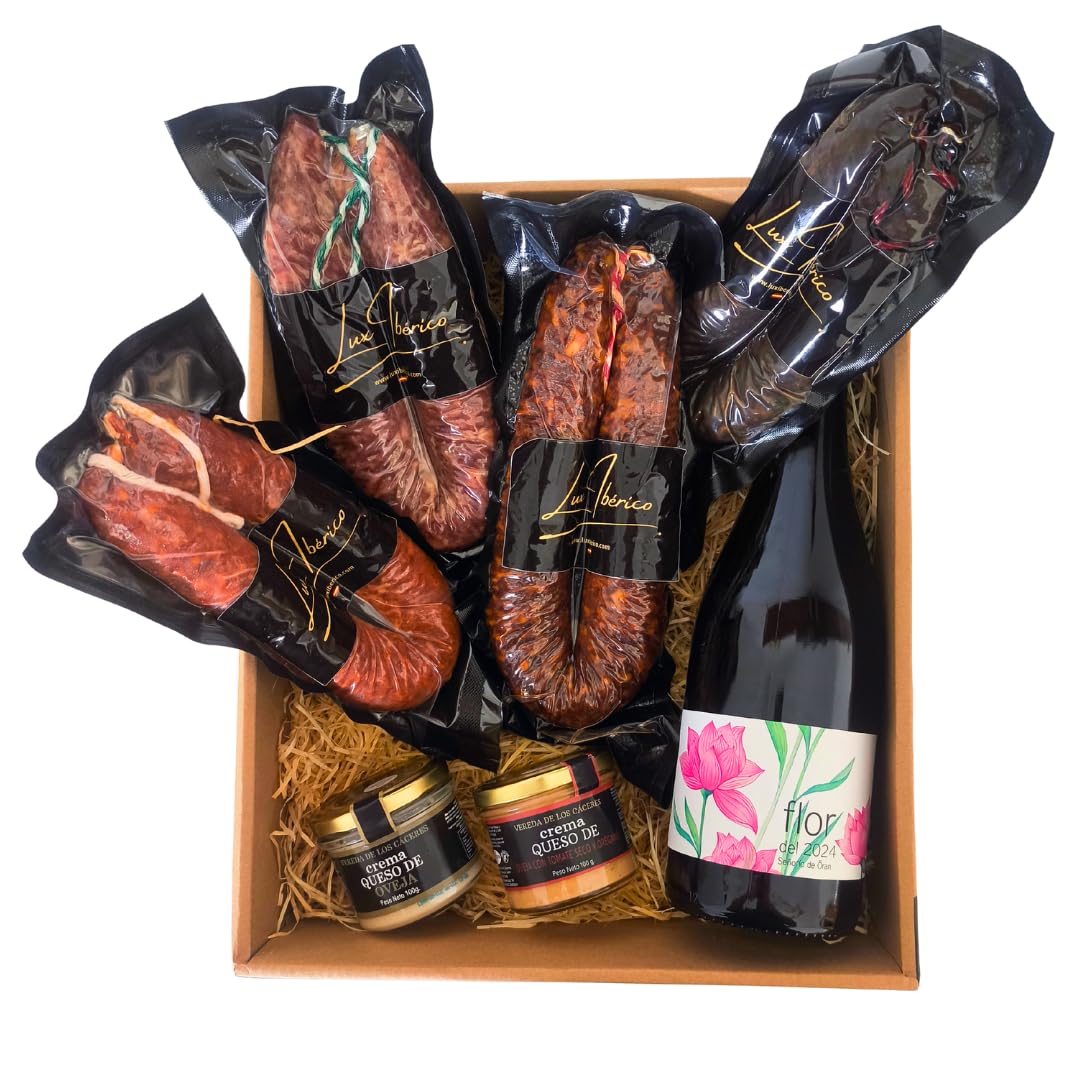 Cesta Gourmet "Capraria" - Vino Tinto, Embutido Ibérico y Morcilla | Vino tinto Gran Oro VinEspaña 2025, herradura de chorizo y salchichón, dos morcillas y dos cremas de queso de oveja.