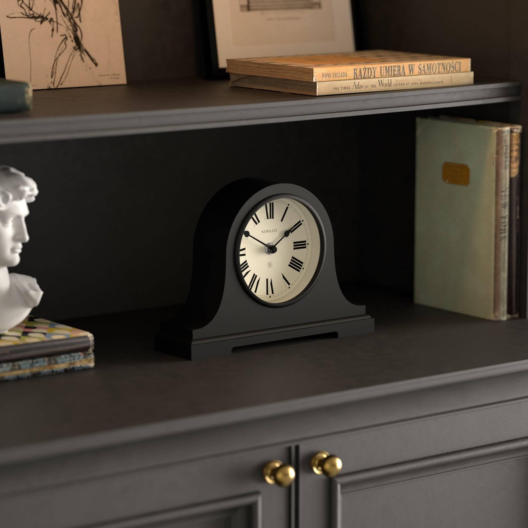 NEWGATE® Broadway Reloj de repisa | Diseño clásico del Sombrero de Napoleón | Negro | Números Romanos | Estilo Tradicional para Escritorio, Superficie de Mesa, estantería o mesilla