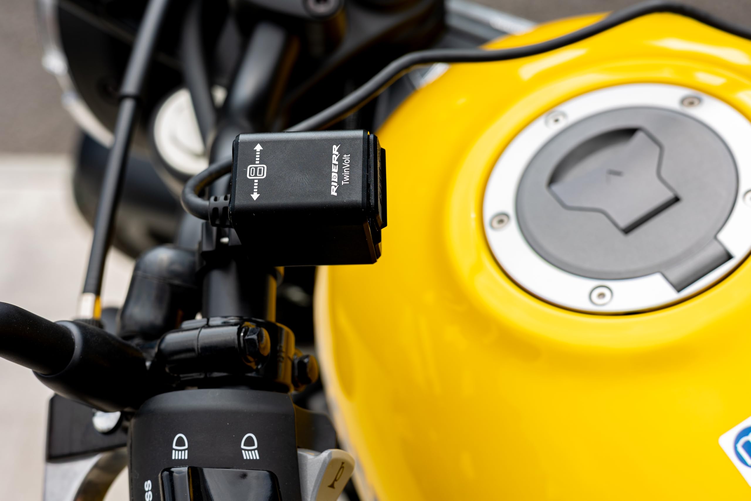 RIDERR Chargeur TwinVolt 2 voies, chargez votre téléphone tout en conservant la batterie de votre moto, deux ports USB-C et USB-A, charge ultra rapide de 100 W, étanchéité IP66,