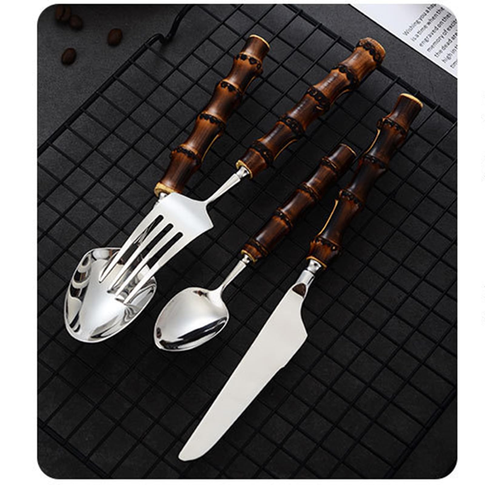 Este Juego de Cubiertos de bambú y Madera para 6 Personas Incluye un Elegante Juego de Cubiertos de Acero Inoxidable para la Mesa, Ideal para el hogar, la Cocina o el Restaurante. Cuenta con