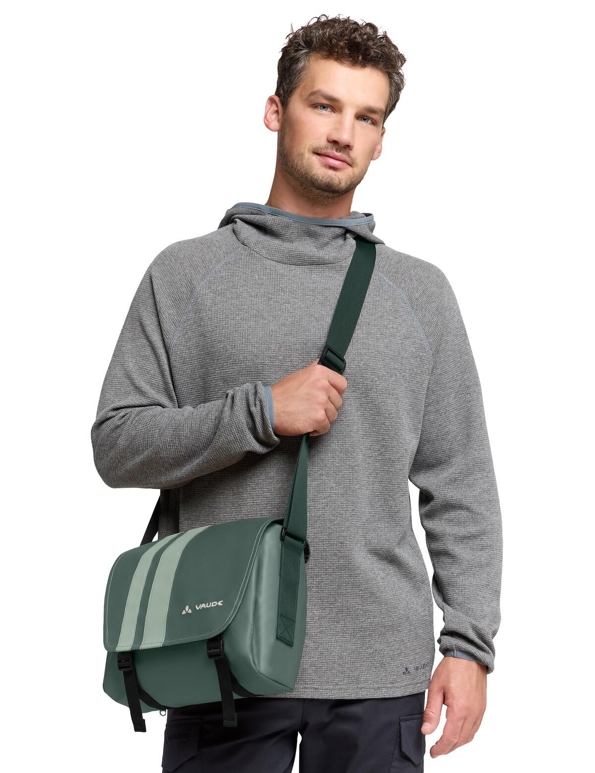 VAUDE Kleine Umhängetasche mit Trolleyhalterung & Recycled PET Material, Wasserdicht mit Reißverschluss-Fächern & Schlüsselhalter - für deinen Urlaub