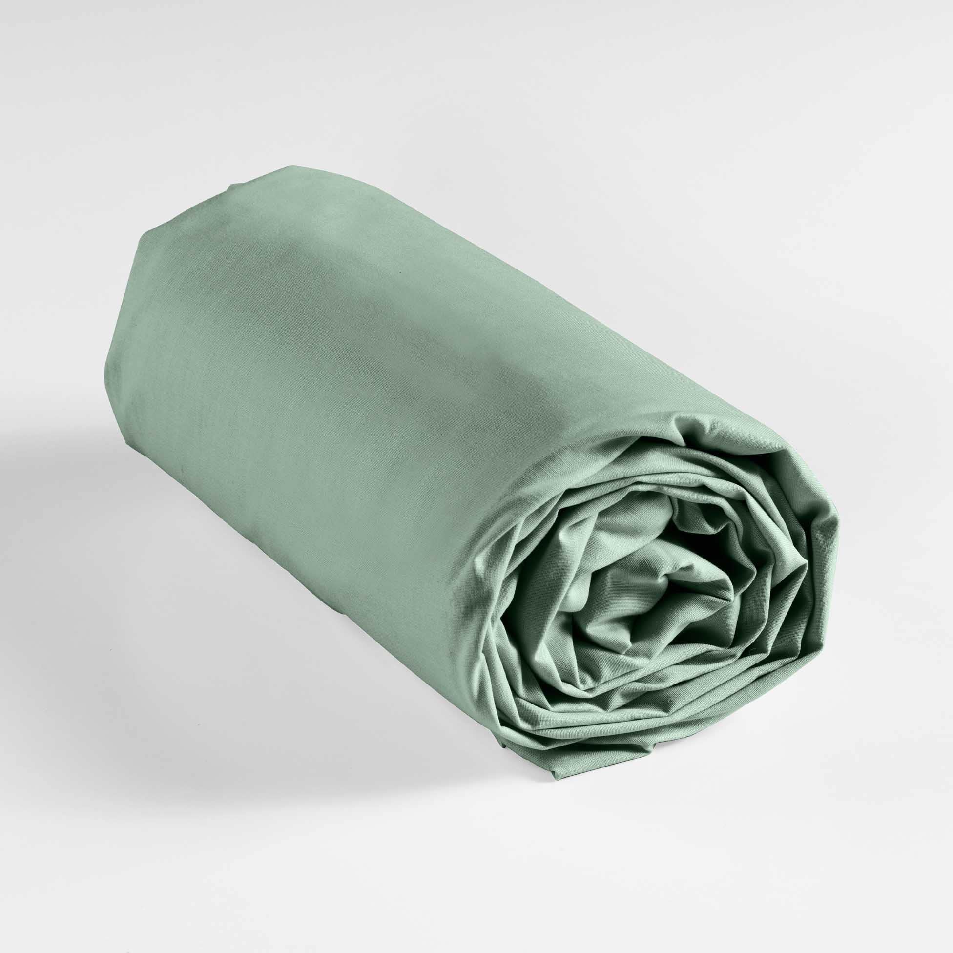 Gros plan sur la texture douce et le tissage fin du drap housse Lina en coloris sauge.