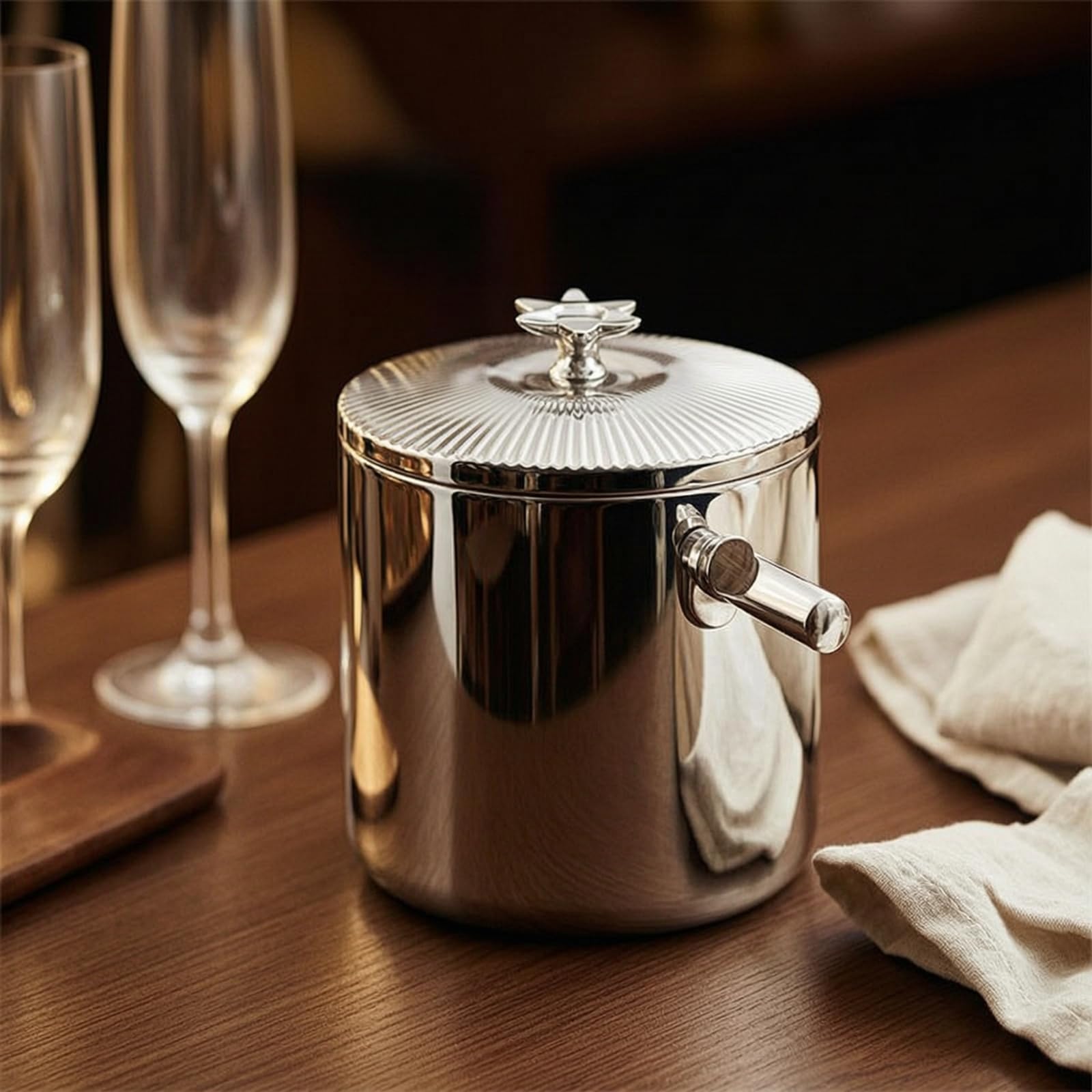Amagogo Cubo de Hielo Doble Capa Cubo Balde Contenedor con Aislamiento y Tapa con Relieve Acero Inoxidable 304 Portátil y Ligero Adecuado para Restaurantes Reuniones Familiares Terrazas 15cmx18.5cm