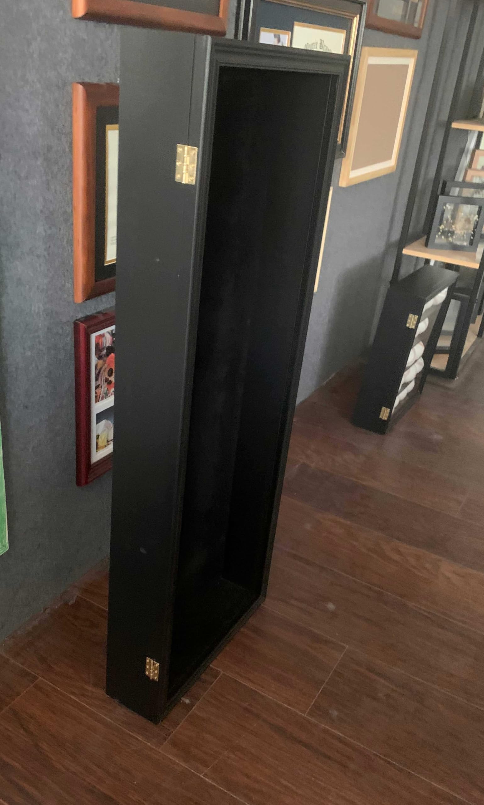 ONE SHOP Espositore per Chitarra Acustica o Classica Vetrina in Legno Nero con Serratura e Rivestimento Rosso, Display da Parete per Collezione Chitarre 110x11x50 cm