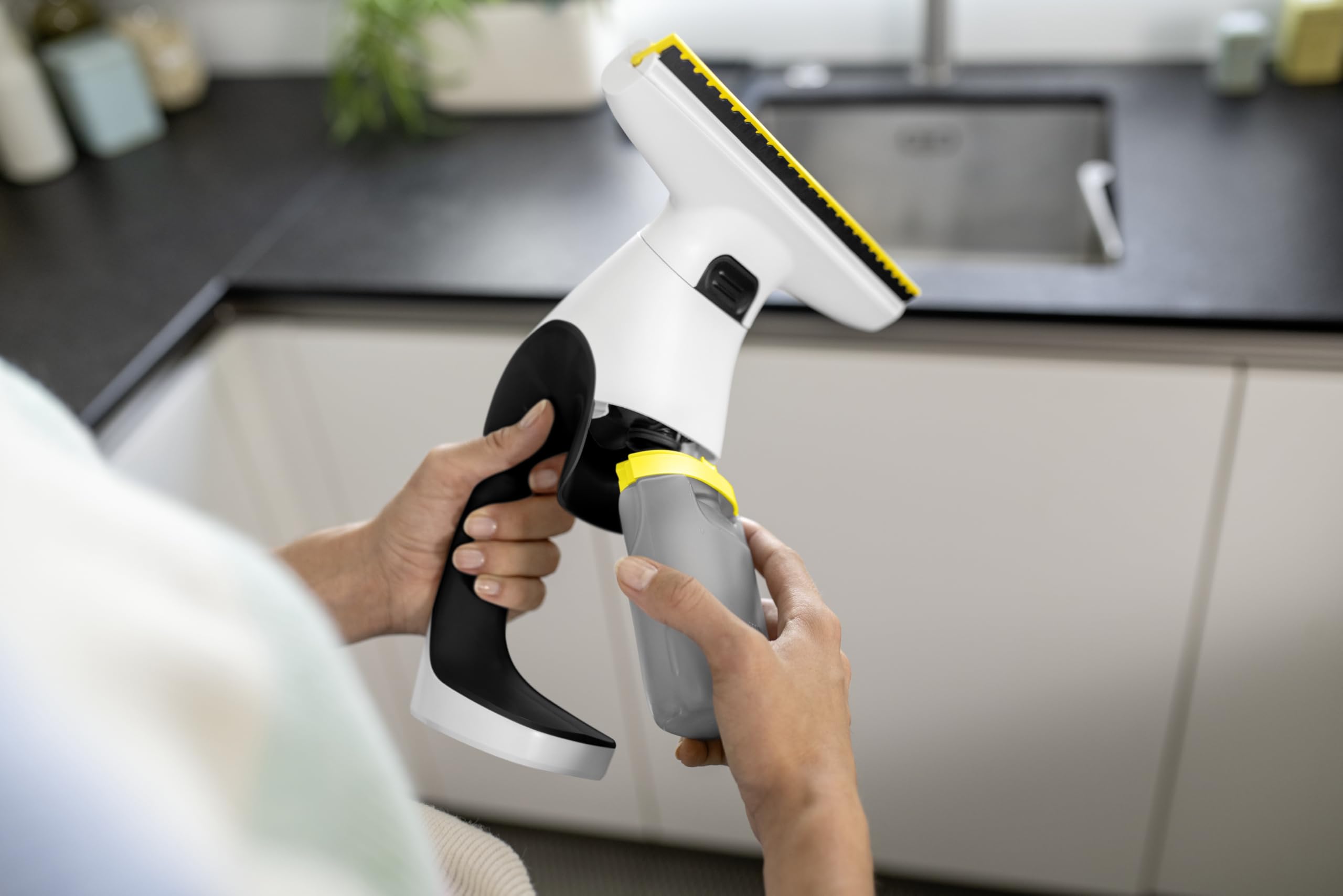Kärcher nettoyeur de vitres sans fil WV 1 Compact Care, autonomie : 25 min, réservoir : 100 ml, poids : 0,5 kg, pulvérisateur avec bonnette en microfibres, nettoyant pour vitres (20 ml)