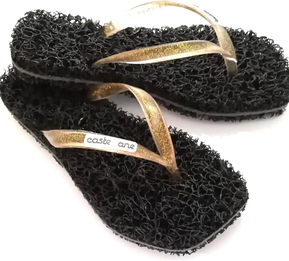 Chinelo Square Confort indicado para pessoas que sofrem com Esporão de Calcâneo, Fascite Plantar, Hiperidrose Plantar e Neuroma de Morton, Massageador para os pés, sensação de estar pisando em um tapete leve e macio tornando seu caminhar mais confortável a cada passo.