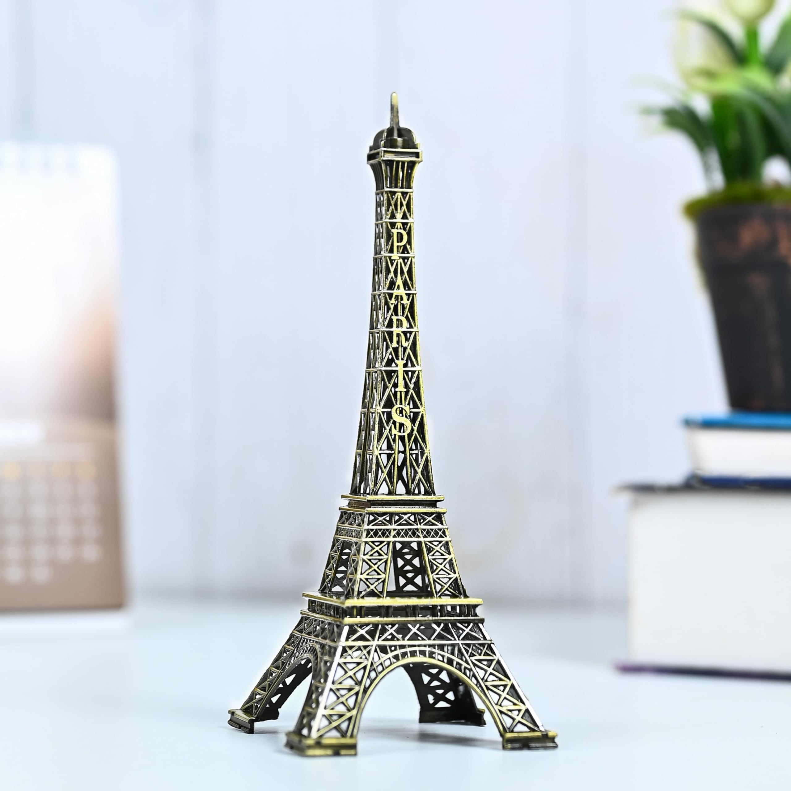 HindCraft Couple Gifts for Wedding 15cm Eiffel Tower Showpiece โ Metal Paris Statue for Home Decoration | Decor for Living Room, Bedroom, Office | Great Gift for Housewarming, Travel Enthusiasts